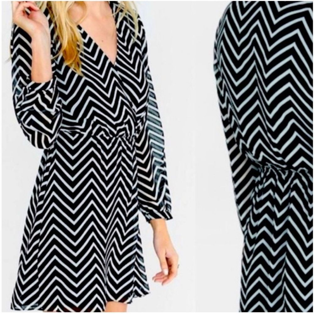 Express Black & White Chevron Sheer Sleeve Lined V-Neck Wrap Dress. XS. NEW.